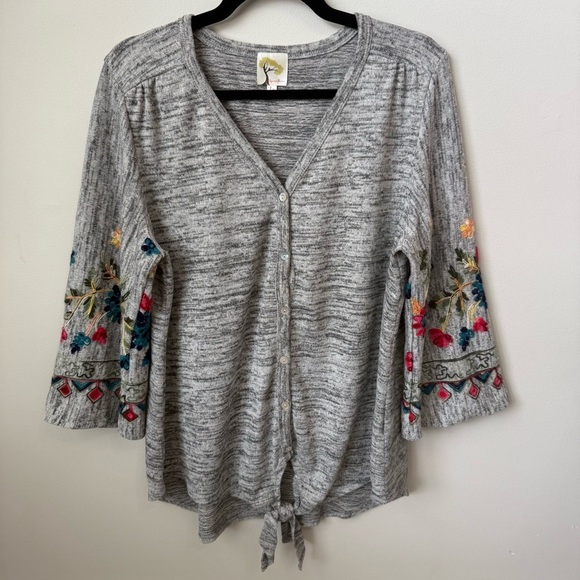 Fig & Flower Embroidered Floral Button Up Top 3/4 Sleeve Tie Front Grey Sz 1X - Picture 1 of 8